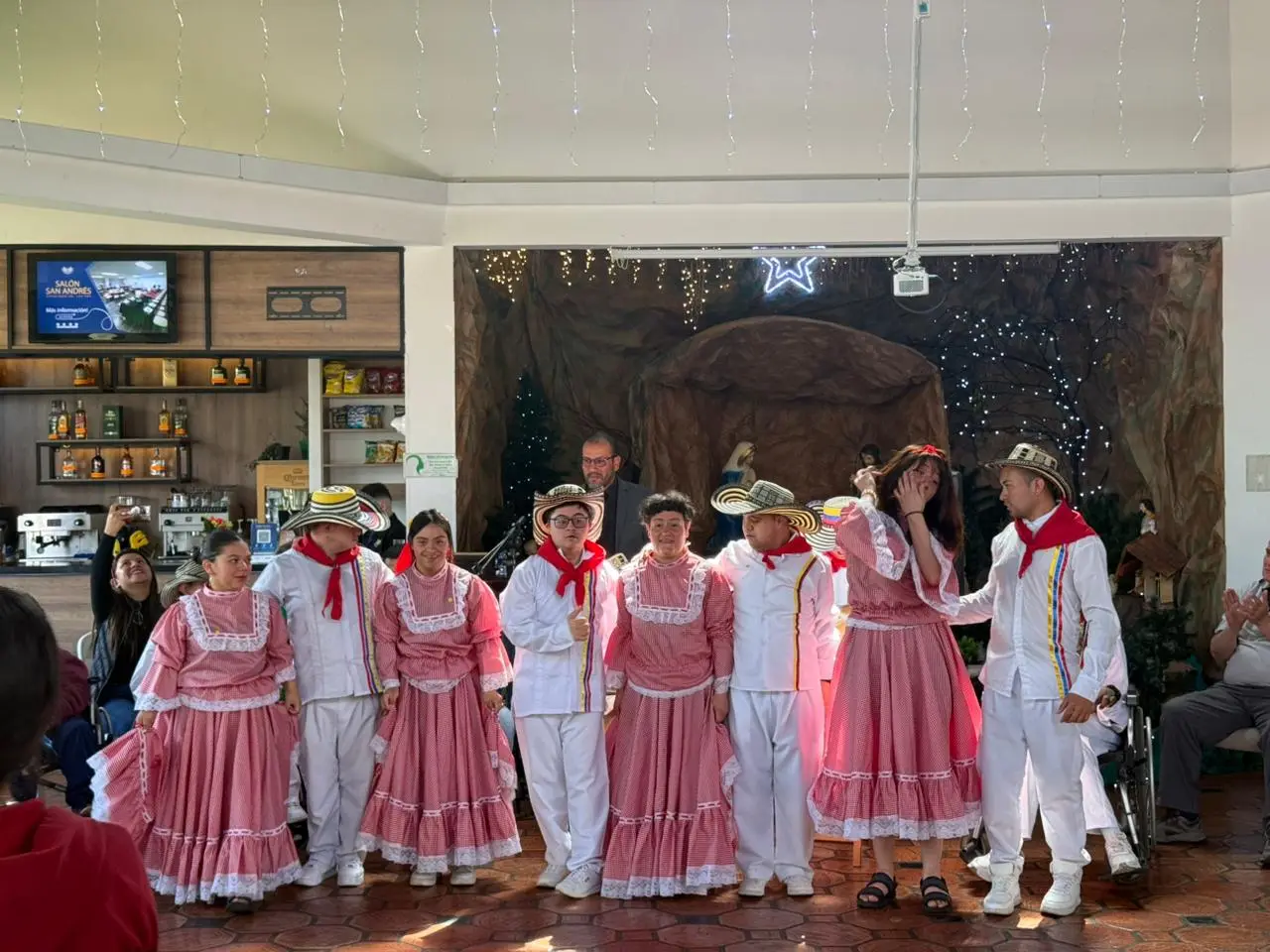 Parejas de baile con pollera roja y blanca, y camisa blanca con sombrero vueltiao, al terminar su presentación
