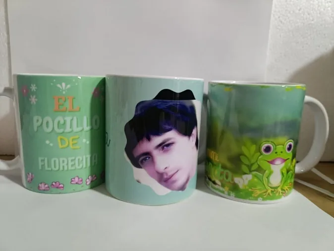 Tres pocillos personalizados con diseños de colores, hechos por nuestros jóvenes